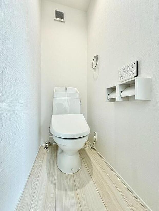シンプルで洗練されたデザインのトイレ空間です。清潔感があり使いやすさに考慮されています。