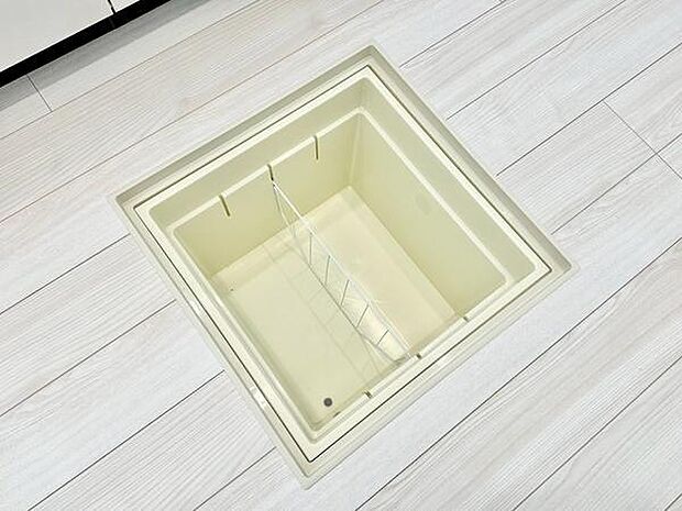 床下収納を備えており、調味料や保存食のストックにも便利。必要なものをすっきりしまえて、作業スペースを広く保てるのも嬉しいポイントです。