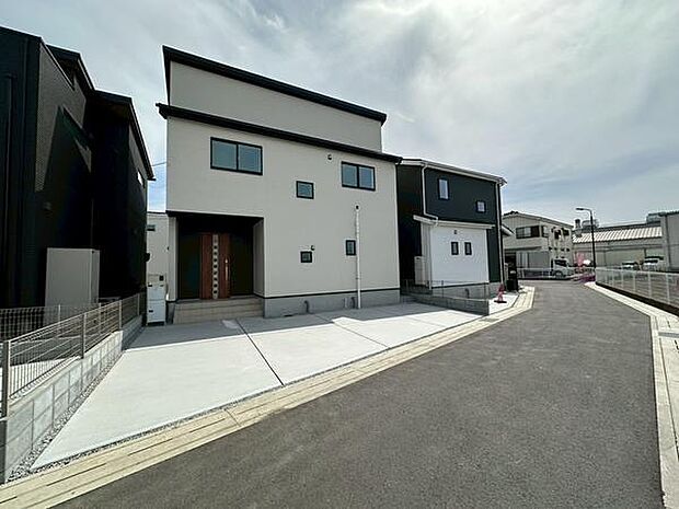 前面道路は広々としており、見通しが良く開放的です。車のすれ違いもスムーズに行えるため、バックでの駐車も焦らず落ち着いて行えます。
