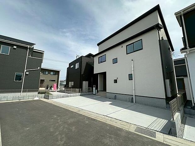 お車での移動がメインの方にも嬉しい車種により駐車並列3台可です!日々の荷物の出し入れや雨の日のお出かけもスムーズに。