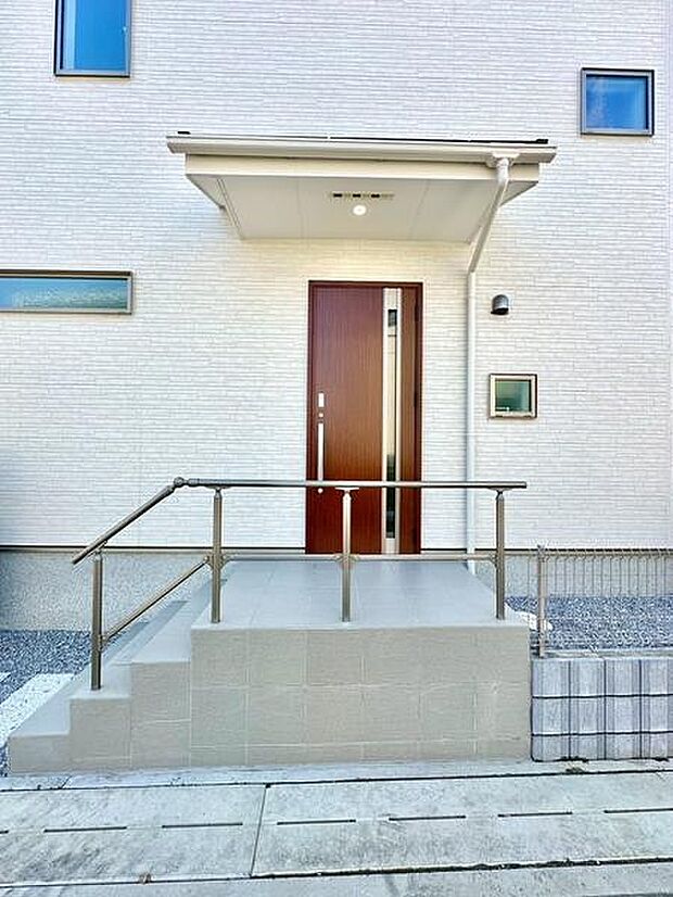 ゆとりある玄関ポーチで雨の日も安心。屋根付きの広めの玄関ポーチが確保され、鍵の開閉や荷物の出し入れの際も雨にぬれにくく、毎日の出入りが快適です。