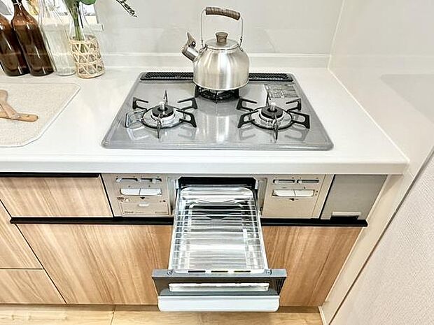 魚焼きグリル付きの3口ガスコンロで、同時調理もスムーズ。毎日の料理の幅が広がり、家事効率も高まる使い勝手の良いキッチンです。