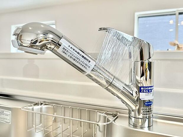 浄水器付きのシンクで、調理や飲料に便利。毎日の家事が快適に行えるキッチンです。スポンジや洗剤を置くバスケットもあるのですっきり片付きます。