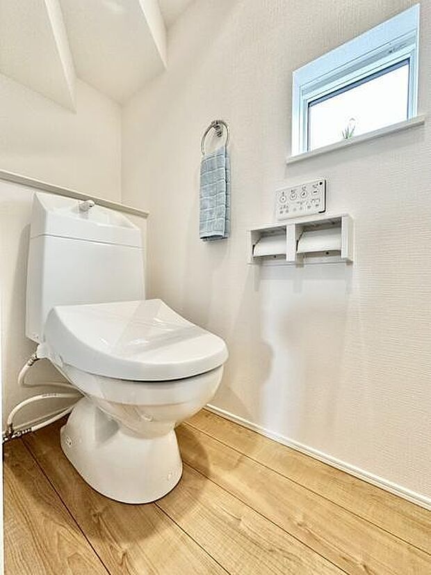 シンプルで洗練されたデザインのトイレ空間です。清潔感があり使いやすさに考慮されています。