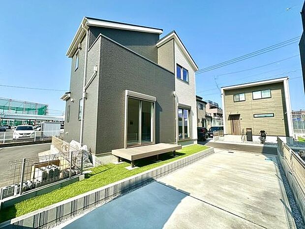 日当たりの良い外観が印象的な住宅です。広々とした駐車スペースが確保されています。シンプルで機能的なデザインが魅力的です。すっきりとした外構もポイントです。ゆったりとした敷地がうれしいポイントです。