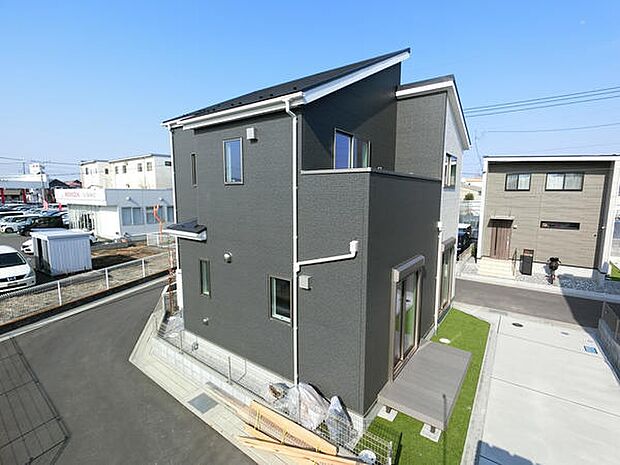 徒歩9分以内に小中学校が揃う安心の通学環境。子育て世帯におすすめの、便利で安全な立地です。