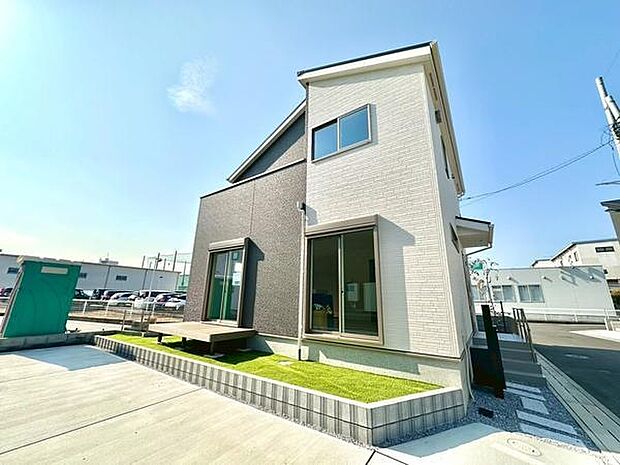 前面道路は広々としており、見通しが良く開放的です。車のすれ違いもスムーズに行えるため、バックでの駐車も焦らず落ち着いて行えます。