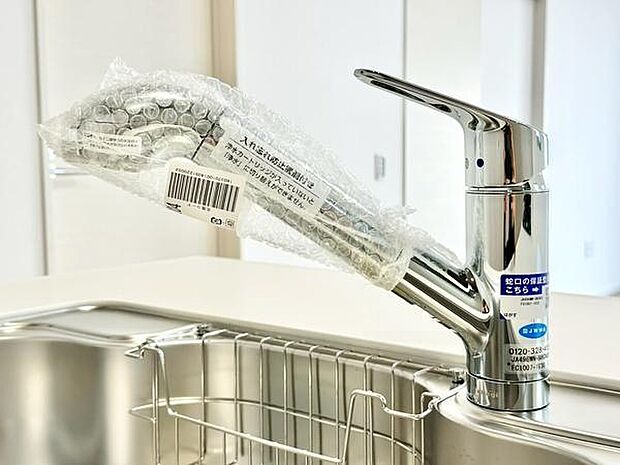 浄水器付きのシンクで、調理や飲料に便利。毎日の家事が快適に行えるキッチンです。スポンジや洗剤を置くバスケットもあるのですっきり片付きます。