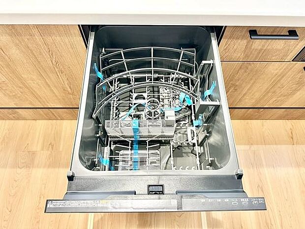 食器洗い乾燥機は日常の手間を省く便利な設備です。衛生的に食器洗いを行うことができ、お子様がいるご家庭も安心です。