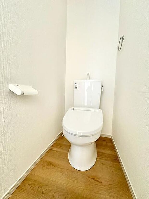 清潔感あふれるトイレ空間で日々の使いやすさを実感できます。最新の設備が快適さをサポート。シンプルな美しさが魅力です。