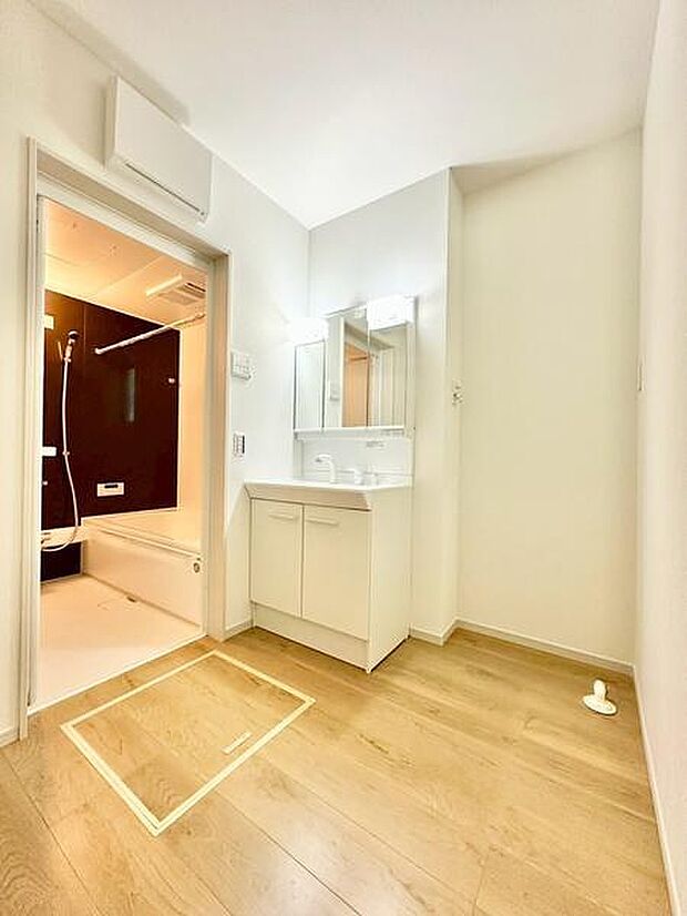 広々とした洗面台が快適な使い心地を提供します。シンプルなデザインがお部屋全体に清潔感をもたらします。