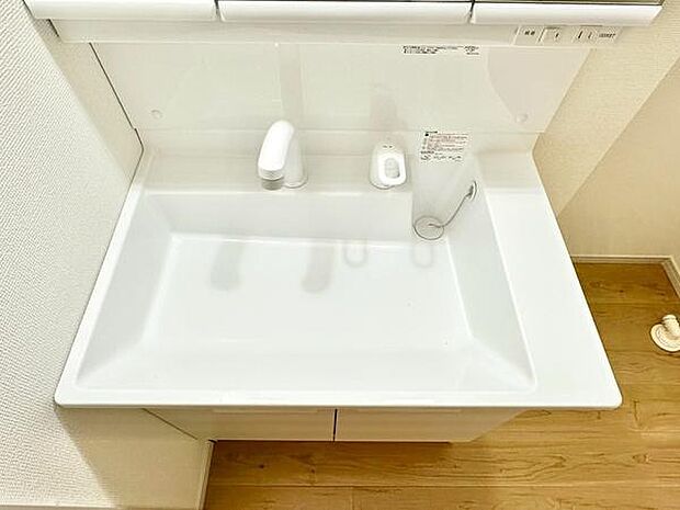 シンプルなデザインの洗面台が快適な使い心地を提供します。毎日の朝の身支度もスムーズに!