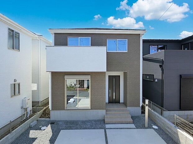 徒歩圏内にスーパーやコンビニなどの買物施設が充実しており、日々の買い物が便利な住環境です。急な買い出しにも対応しやすく、暮らしやすさが魅力です。