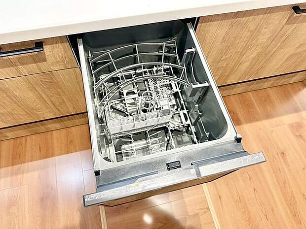 食後の片付けをサポートするビルトイン食洗機付き。衛生的に食器洗いを行う事ができ、忙しい毎日をサポートします。
