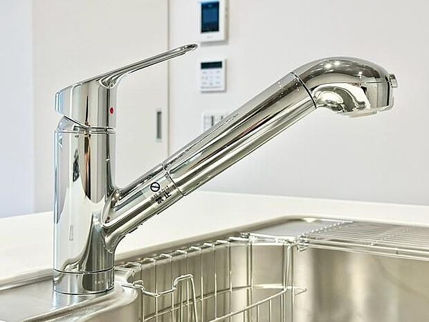 浄水器付き水栓を採用したキッチンは、毎日のお料理や飲み水にも安心して利用可能。家事を快適にサポートする便利な設備です。