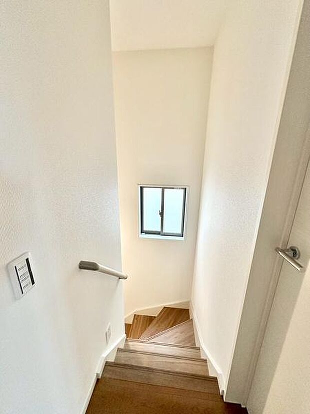 シンプルで洗練されたデザインのトイレ空間です。清潔感があり使いやすさに考慮されています。