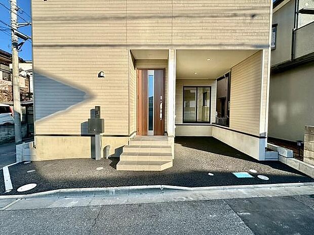 屋根付きの玄関で雨の日のお出かけやお荷物の多い日の出入りもスムーズに！玄関ドアを雨風から守ります。