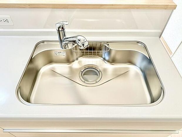 汚れが溜まりにくい形状で、サッと拭くだけでお手入れが簡単なキッチンシンクです。大きな鍋も洗いやすい広々とした形状で、毎日の後片付けを快適にする仕様です！