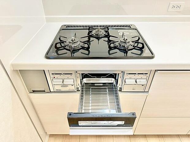 三口コンロが設置されているので効率よく調理を進められます。シンプルなデザインでお手入れがしやすい構造です。ガスコンロは直感的に操作できるタイプです。