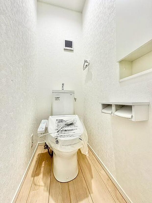 シンプルで洗練されたデザインのトイレ空間です。清潔感があり使いやすさに考慮されています。