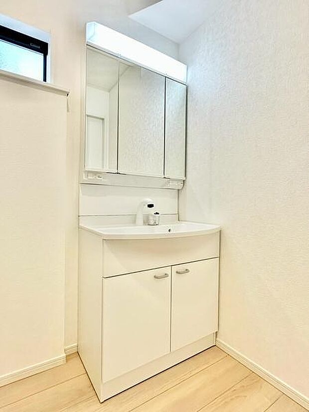 洗練されたデザインの洗面台が毎日の身支度が楽しく快適になります。浴室との動線もスムーズで利便性が高いです。