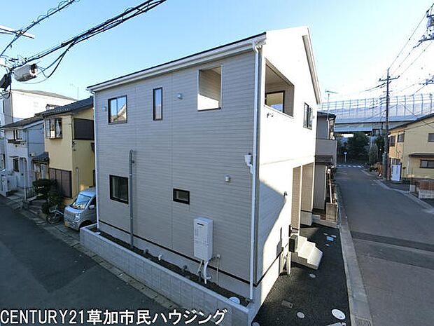 白と基調としたシンプルで清潔感のある外観が印象的です。周辺の建物との調和も感じられ落ち着いた印象です。