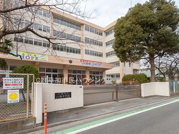 八幡中学校まで700m、八幡中学校700m(徒歩9分）