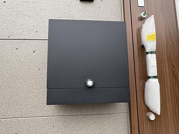 玄関を出てすぐそこにダイヤルポスト。外出中でも郵便物を安全に保管でき、帰宅後すぐにその場で取り出せる使い勝手の良さです。