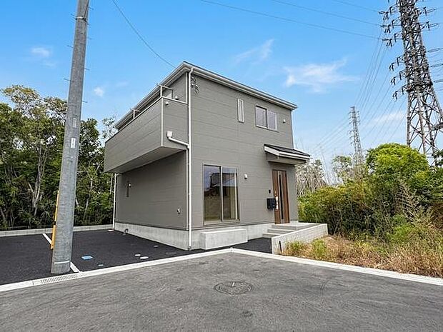 小学校まで徒歩約16分、中学校まで徒歩約8分。小・中ともに徒歩圏内で、毎日の通学を無理なく見守れる立地環境です。