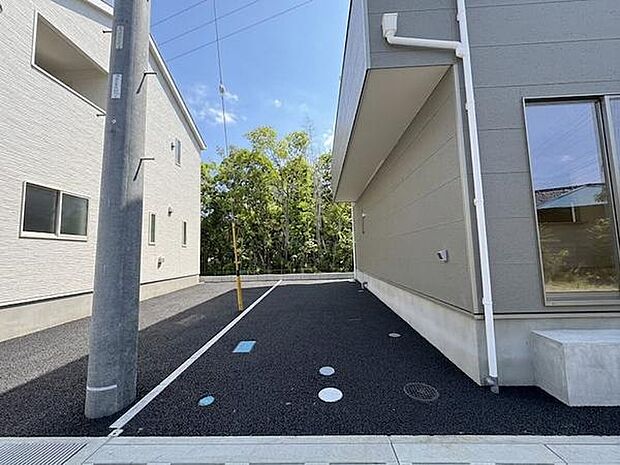 敷地内に2台分の駐車スペースを確保（車種による）。ご夫婦それぞれの車を停められ、お子さんの送り迎えも余裕をもって対応できます。