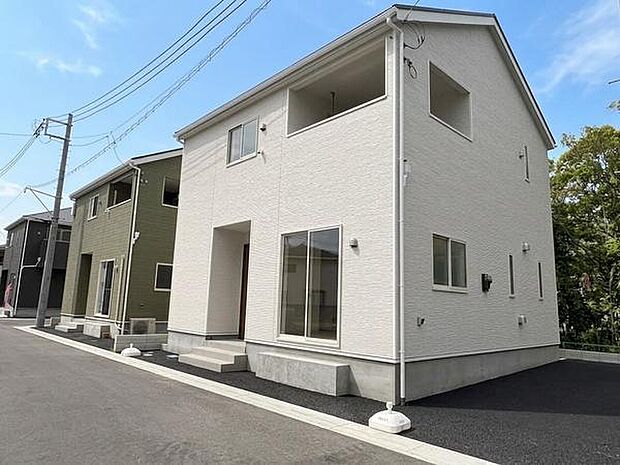 屋根付きのルーフバルコニーは広さも十分。急な雨でも洗濯物を心配せず、晴れた日はアウトドアリビングとしても活躍します。