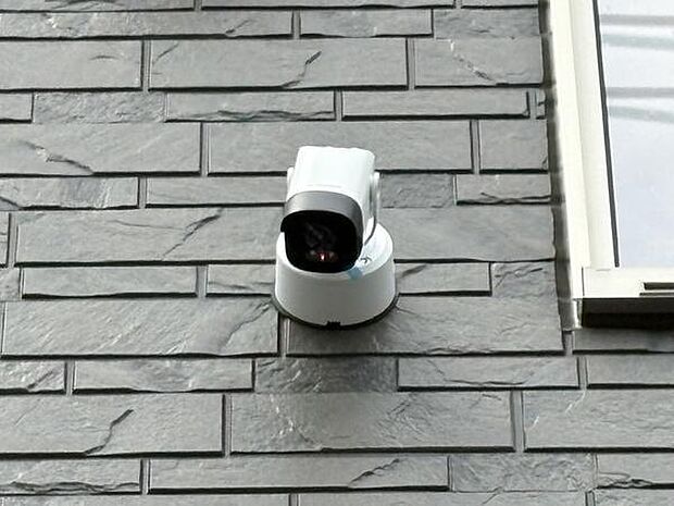 玄関まわりに防犯カメラを完備。日常の安心感を高めてくれる頼もしい設備で、小さなお子さんのいるご家族にとっても心強い住まいです。