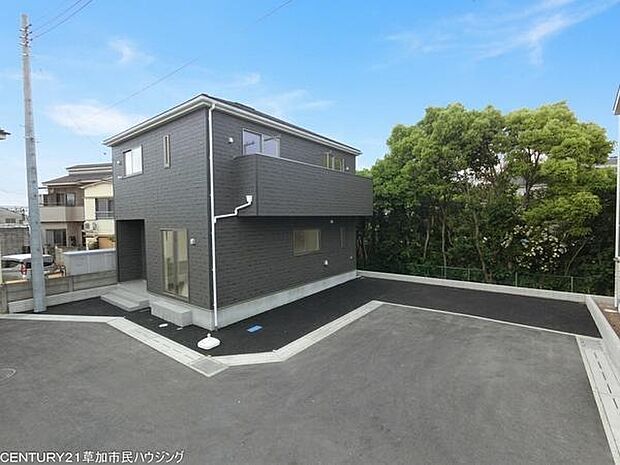 駐車2台を確保しながら、家庭菜園を楽しめるスペースも生まれる36.26坪超の敷地。子どもと一緒に野菜を育てる、豊かな暮らしが広がります。