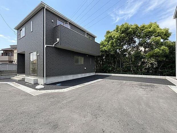 小学校まで徒歩16分（約1100m）、中学校まで徒歩8分（約550m）。小・中学校ともに徒歩圏内の、教育環境に恵まれた立地です。