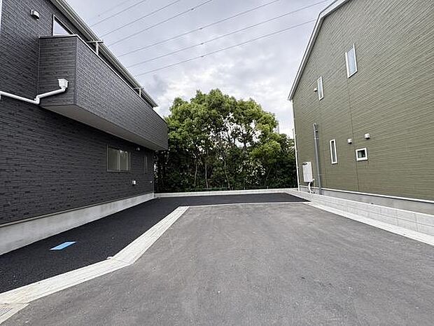 縄跳びやボール遊びが楽しめる広めのスペースが隣接。道路に出なくても遊べるため、小さなお子さんが安心して外遊びできる環境です。
