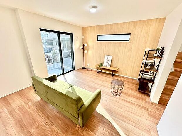 （LDK19.7帖）木目調のフローリングが全体を落ち着いた印象にまとめています。アクセントとしての壁面デザインがスタイリッシュな雰囲気を演出。