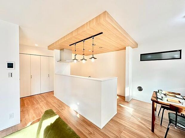 （LDK19.7帖）キッチンとのつながりがあり動線もすっきりしています。明るい光が入る開放的な空間です。収納スペースも備わっています。家具配置のしやすいレイアウトです。