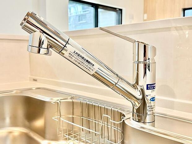 キッチンに設置されたシンプルで洗練されたデザインの水栓です。使い勝手の良いハンドルで操作もスムーズです。日常のメンテナンスもしやすい仕様になっています。