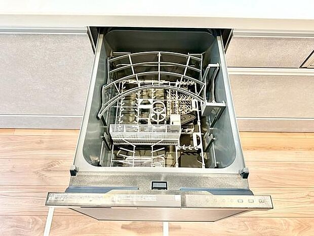 キッチンにビルトインタイプの食器洗浄機が備わっています。収納力のある設計で食器のセットもスムーズです。デザインがシンプルでキッチン空間に調和します。操作パネルも見やすくお手入れも楽です。