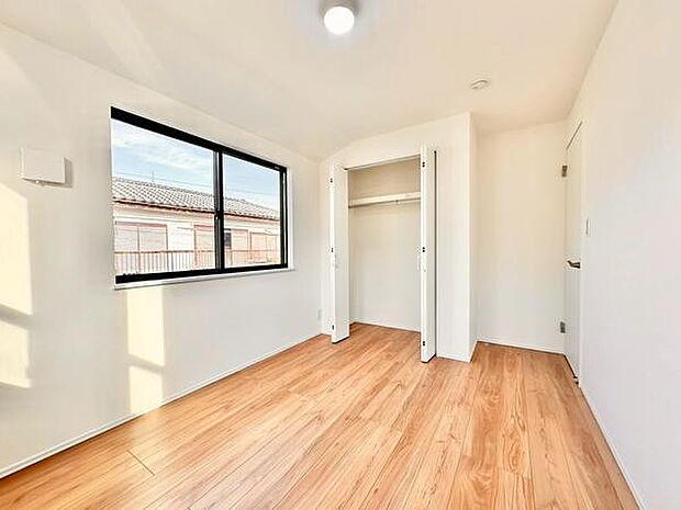 （洋室5.4帖）シンプルな造りで家具の配置がしやすく収納スペースも備えています。白を基調とした空間が清潔感を演出します。木目調の床が温かみを感じさせます。