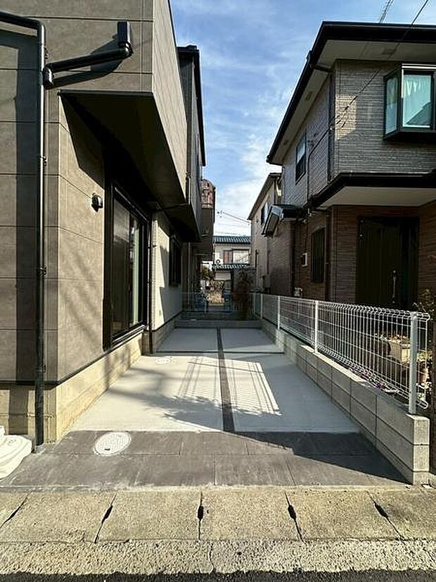 建物のすぐそばに駐車スペースが設けられており天候に左右されずスムーズにご利用いただけます。隣家との仕切りもあり安心して車を停められます。車の出し入れがしやすい直線的なアプローチが特徴的です。