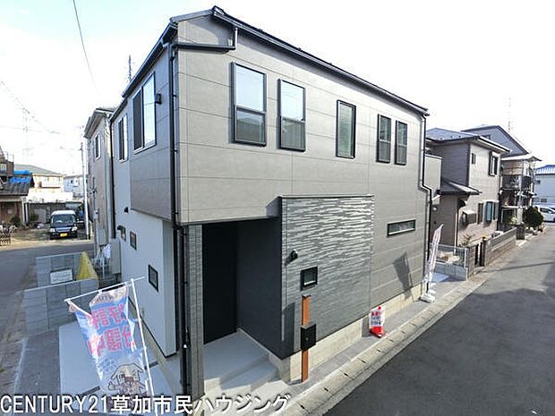 前面道路がしっかり整備されており車の出し入れもスムーズに行えます。三方から光が差し込み周囲の住宅とも程よい距離感です。