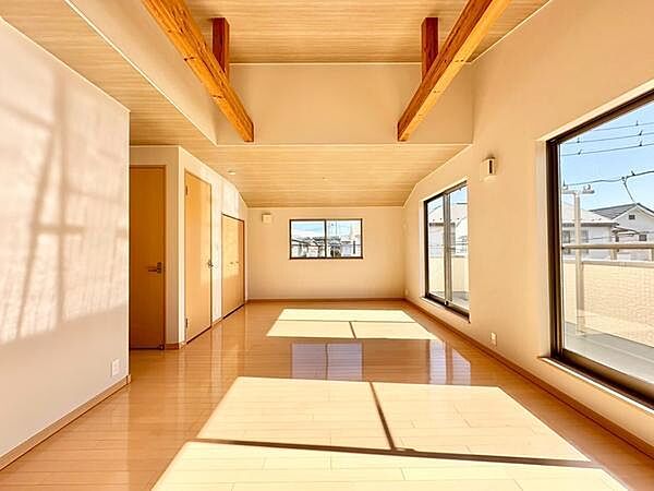 天井の梁がアクセントの開放感のあるリビングです。大きな窓からしっかりと光が差し込み明るく快適な空間が広がります。シンプルな内装なので家具の配置も楽しめます。