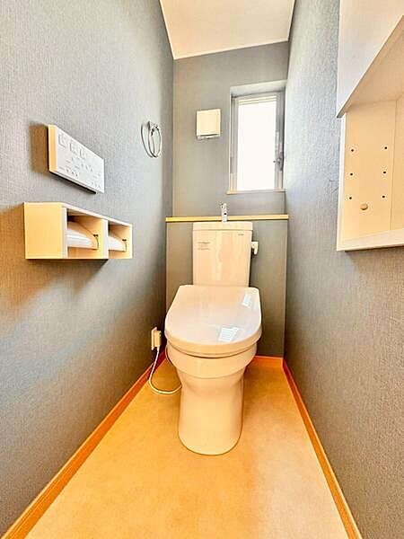 シンプルで洗練されたデザインのトイレ空間です。清潔感があり使いやすさに考慮されています。