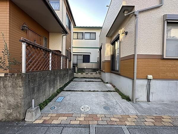 住居に隣接した駐車場で車の出し入れもスムーズに行えます。荷物が多い日や雨の日の荷物の積み下ろしもストレスフリーに！
