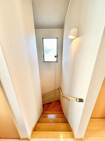 採光用の窓から明るい光が差し込む廊下です。木目調の床が空間をすっきりと見せています。手すりも設置されておりご家族みんなに安心設計です！