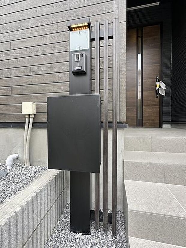デザイン性に統一感がでる表札・インターホン・ポスト一体型で、防犯性も更にアップします。