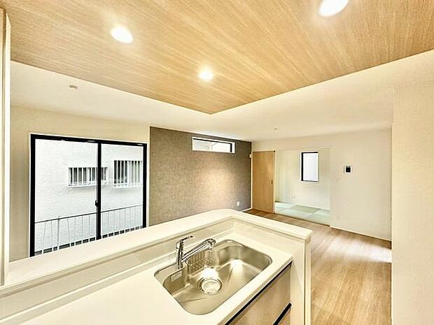 南向きに大きな窓が開かれたリビングです。リビングにカウンターキッチンが設置されているため、ご家族の様子を見ながら料理することができます。