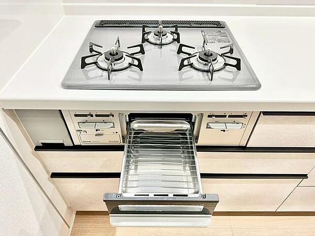 キッチンにはグリルを設置。魚やお肉を手軽に焼け、毎日の料理に役立ちます。