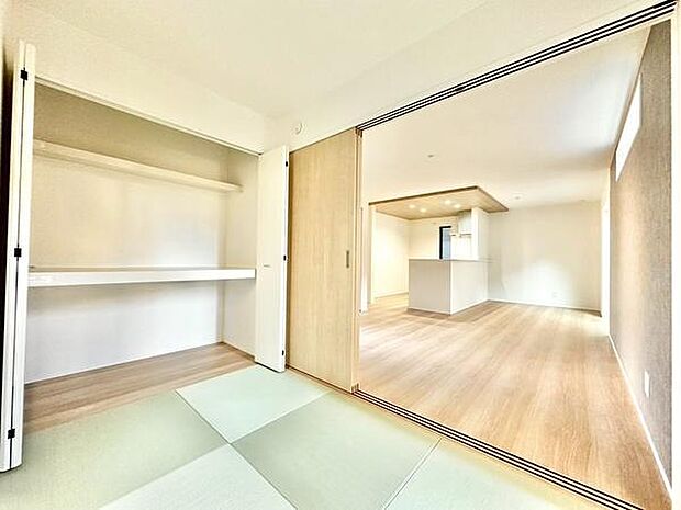 大きな収納が設置してあるため、布団や大きな荷物も収納できます。スライドドアを開ければ、リビングとつながり開放感を感じることができます。